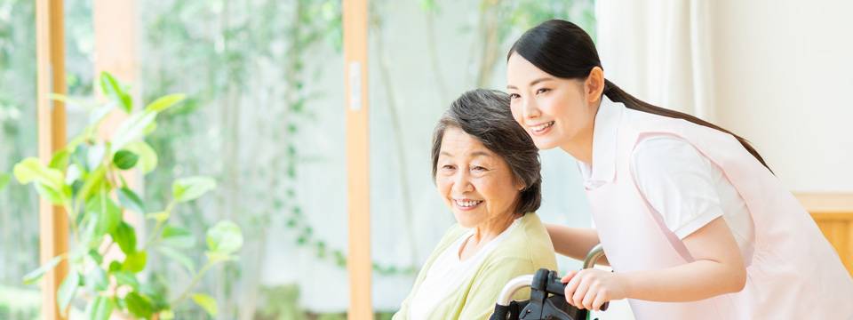 会話をする職員と入居者の様子