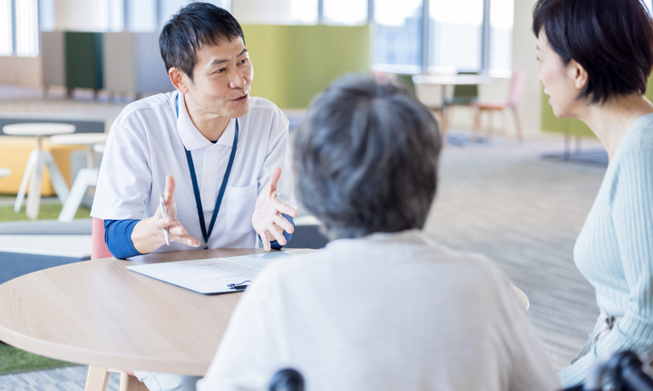 相談や質問に回答する職員