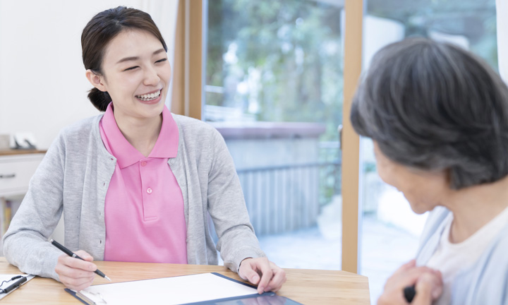 要介護認定申請の手続きを代行する職員