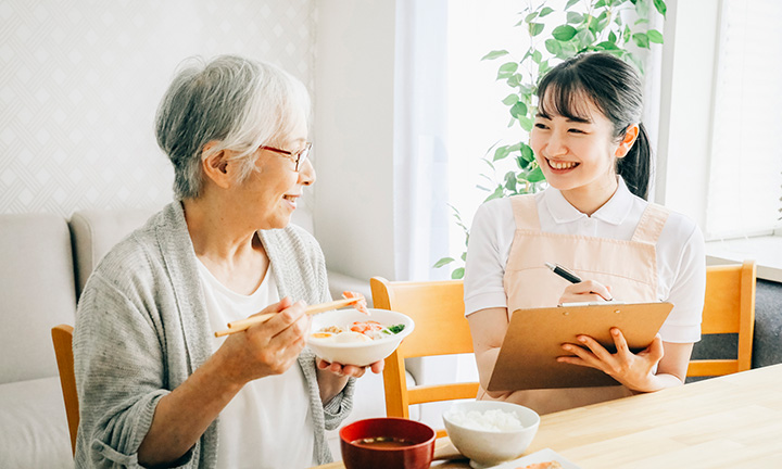 入居者の食事をサポートする職員