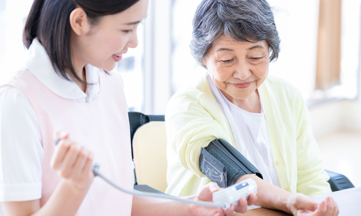 入居者の血圧を測る職員